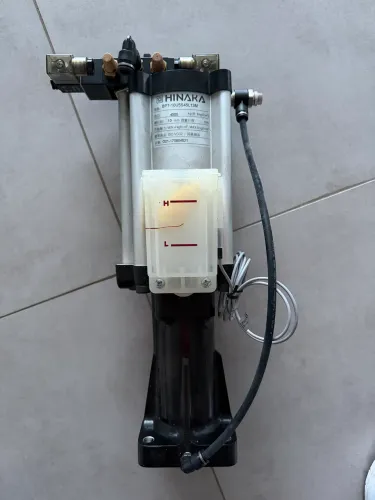 Este é um Cilindro Booster Hidropneumático da marca Hinaka, modelo BPT-10U5S45L13M