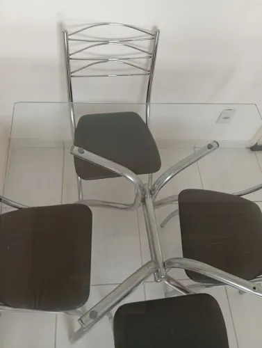 Vende-se mesa com 04 cadeiras cromada 