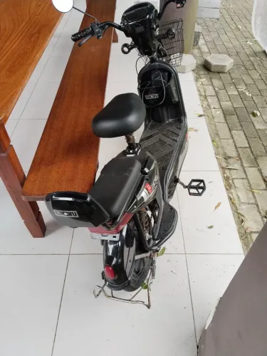 Scooter eletrônica gincim seminova.