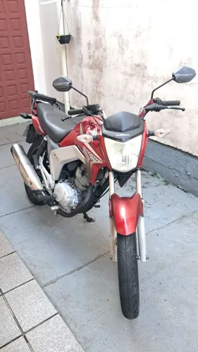CG 150 titan 2014 com partida elétrica e freio a disco .