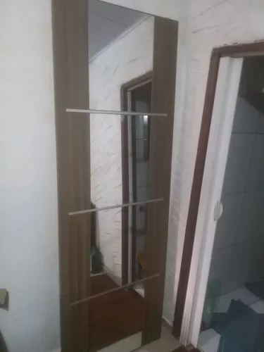 Espelho grande com moldura