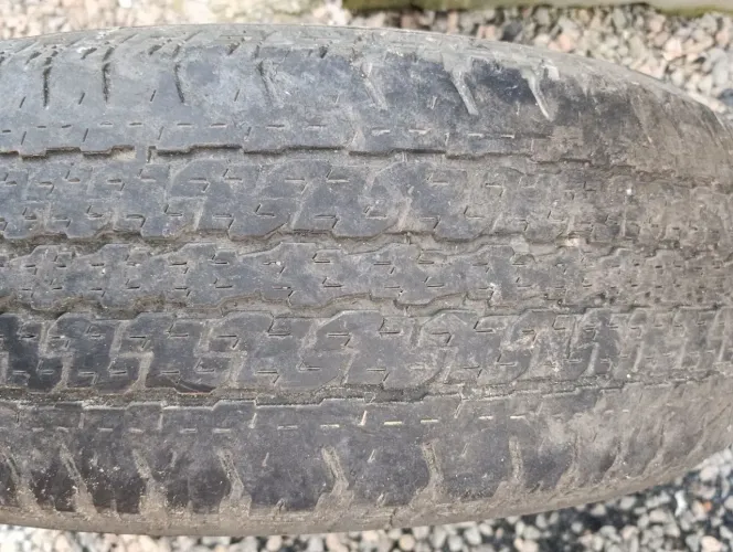 Um pneu 265/70/16