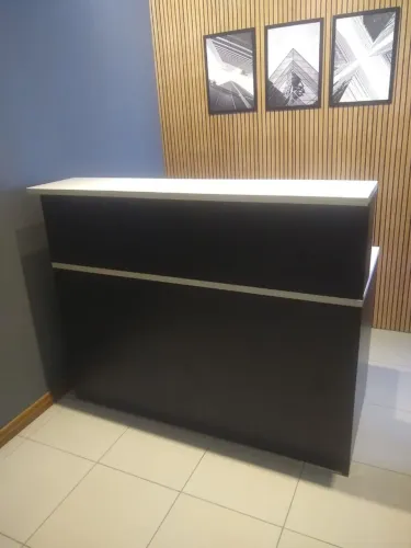 Balcão para loja preto/cinza 135x60x110 com gavetas excelente estado