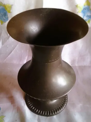 Vaso Floreira em metal patinado bojo gomado e base frenestrada