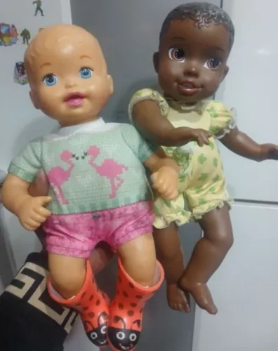 Lote de bonecas um é da Mattel ela outra é da Disney 