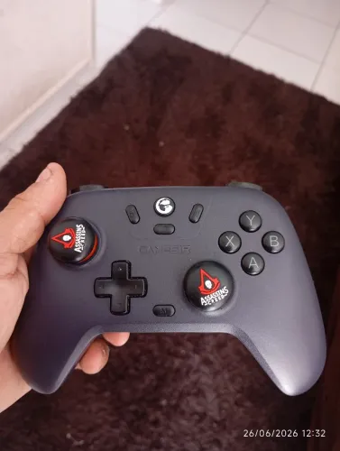 CONTROLES SEM FIO. COM POUCO TEMPO DE USO.