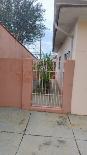 CASA NO CENTRO COM 3 DORMITÓRIOS, 2 SALAS, VAGAS PARA 4 CARROS