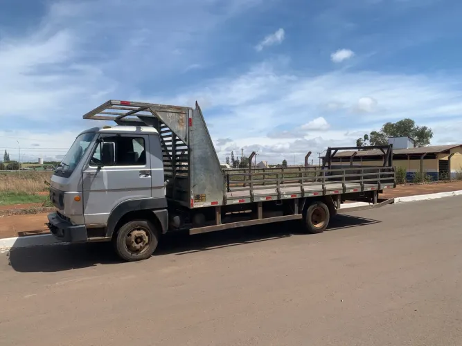 Vende-se Carroceria em aço, com 6,2 metros para transportar vergalhão