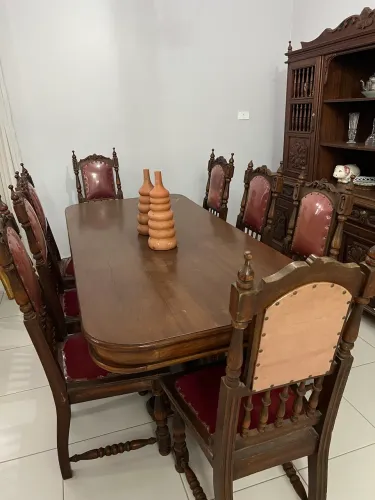 Sala de jantar antiga completa.