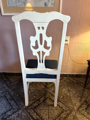 Par de cadeiras inglesas de madeira com pátina. 