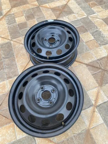 Vendo jogo de 4 Rodas, Aro 15 preta nova. 