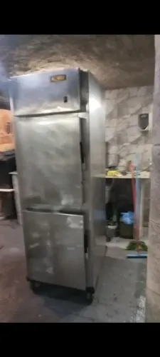 Geladeira aço inox (cozinha profissional).