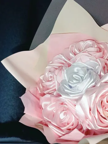 VENDE-SE BUQUÊ DE CETIM ROSA E BRANCO