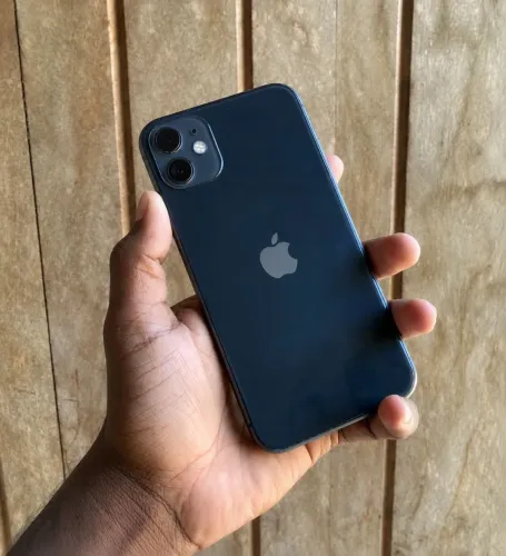 Vendo ou Troco iPhone 11 128gb e moto g06 256gb por um iPhone 12pro max