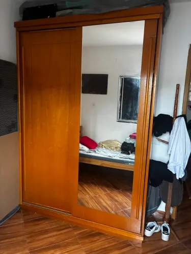 Guarda roupa de madeira