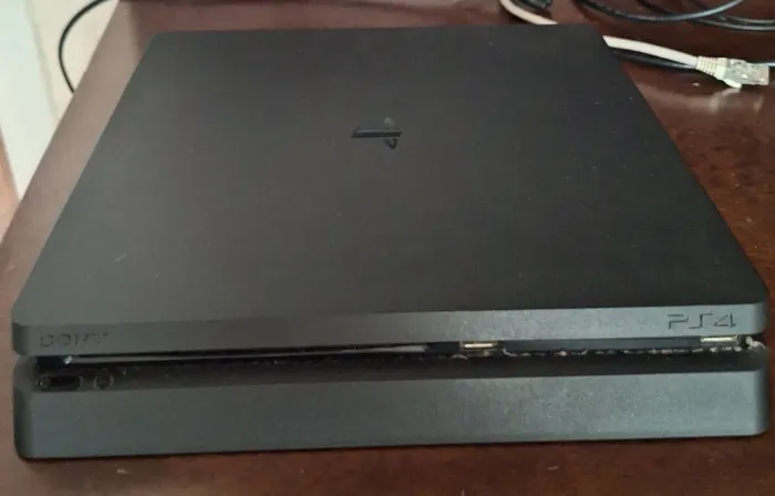 PS4 Slim 2 jogos e controle