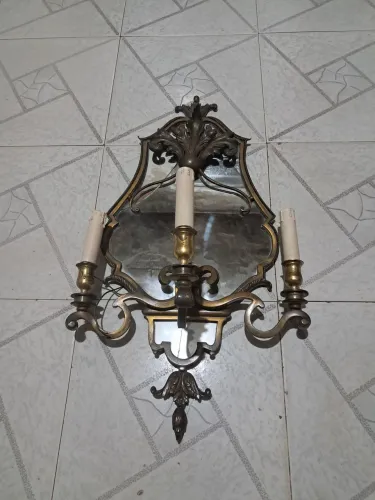 Aplique de parede com espelho de 3 lâmpadas em bom estado. 