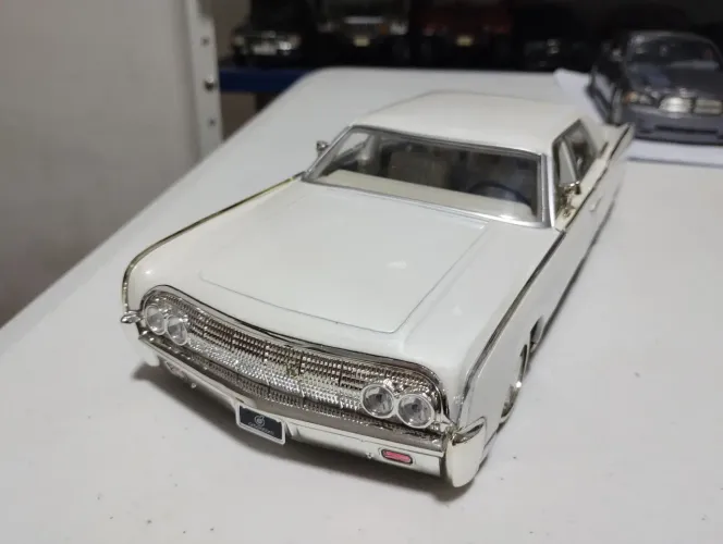 Hot Wheels 1/24 Lincoln continental 1964 miniatura automotivo