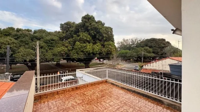 Sobrado Versátil com 4 Suítes, Piscina e Espaço Comercial  Localização Privilegiada no Cen