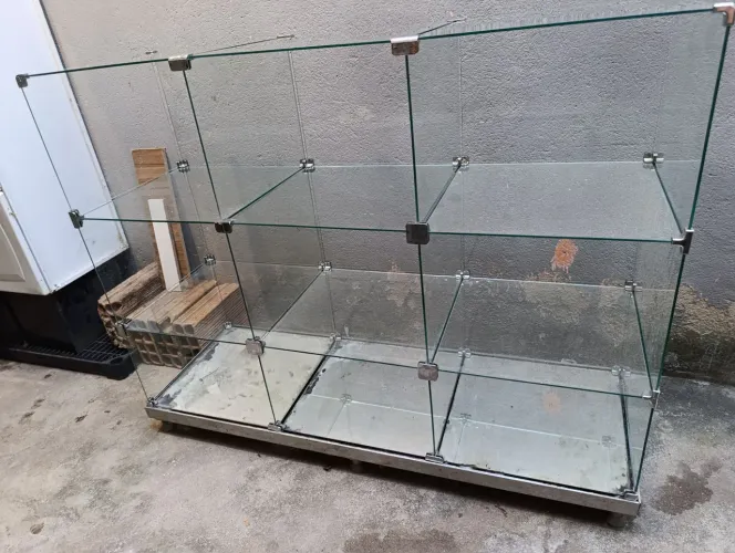 Balcão de vidro modulado 