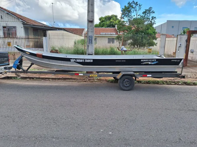 Barco tupi 600 Rio Náutico borda alta plataformado com motor Mercury 40hp.