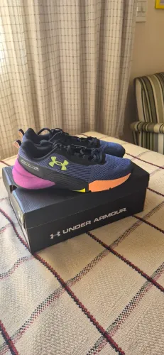 Tênis Under Armour UA Tribase Reps 2 Original, na caixa.