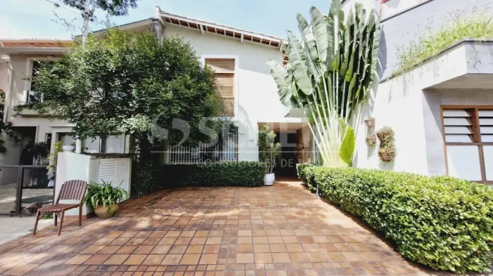 Casa de Vila á Venda no Jardins com 216m², 3 quartos sendo 3 suítes, 3 vagas.