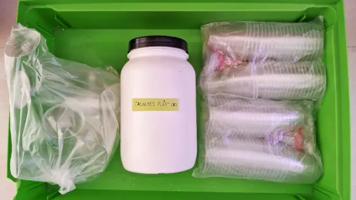 Kit de Plásticos: copos (pequenos e grandes), 11 taças de espumante, vários talheres