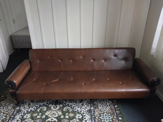 Sofá-Cama Vintage Marrom em Couríssimo / Sintético Estilo Capitonê