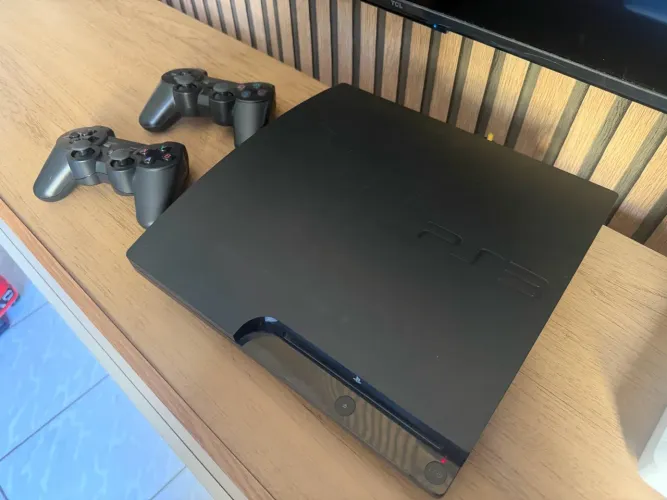 PS3 SUPER SLIM DESBLOQUEADO + 2 CONTROLES