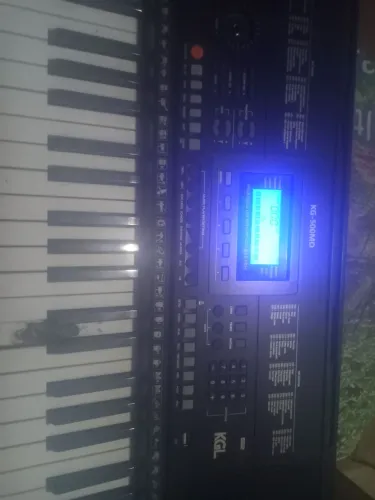 Estou vendendo esse teclado muito bom mesmo tem fonte cabo de liga na caixa de som capa