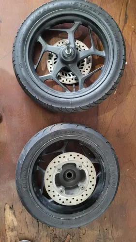 Vendo um par de roda da pcx ano 2024a2025 em excelente estado.