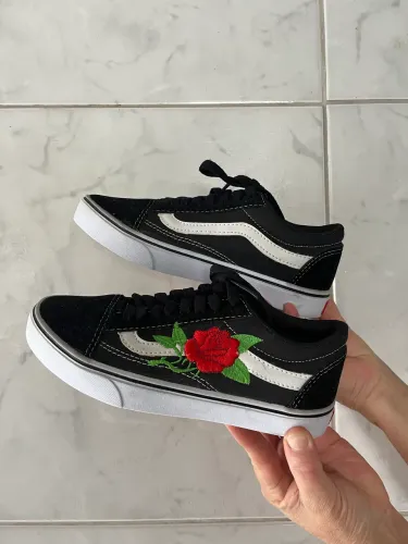 Vans Old Skool com bordados de rosas