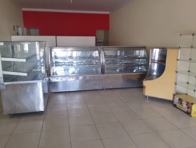 Vendo estrutura completa de padaria ? forno, balcões, geladeira e máquinas