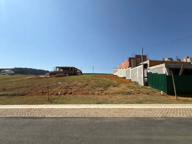 Terreno em condomínio com 255 m² para venda