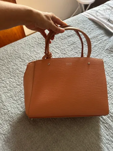 Bolsa Arezzo tote média vero couro