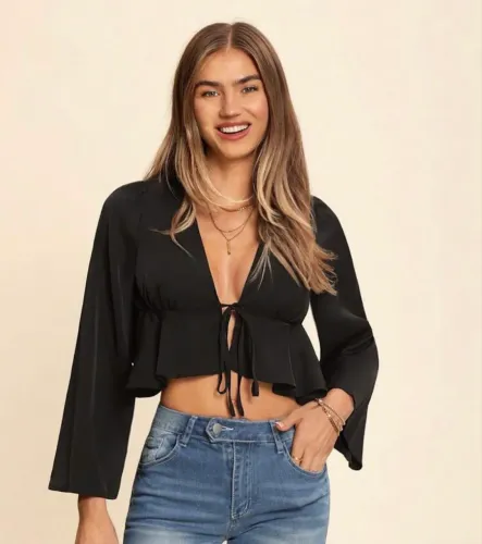 blusa peplum preta com decote v profundo e amarração frontal. Tamanho M