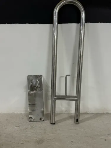 Barra de apoio articulada para banheiro PCD