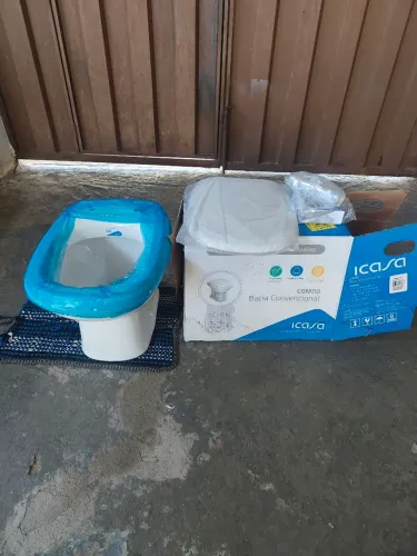 Vaso sanitário convencional com tampa e kit instalação 