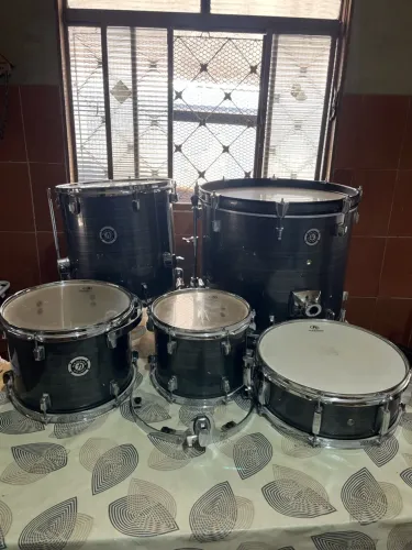 BATERIA NAGANO DRUMS COMPLETA + 4 PRATOS STAGG + FERRAGENS E ACESSÓRIOS
