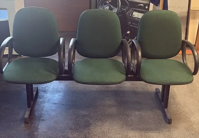 Cadeiras de auditório verdes tecido