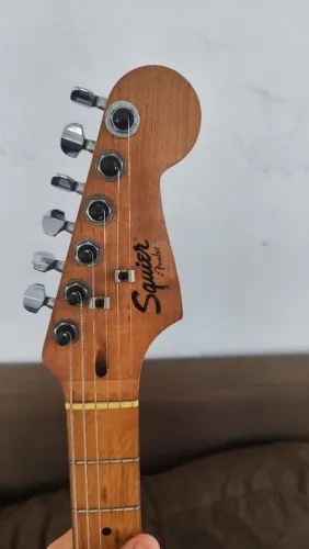Guitarra stratocaster squier by fender  com humbucker na ponte e tarraxas com trava .