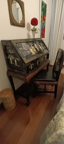 Escrivaninha Chinoiserie tampo articulado, gavetas e compartimento internos, mais Cadeira