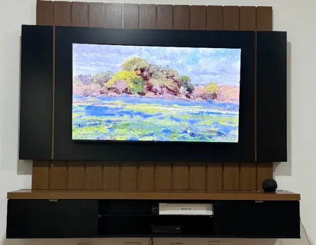 Painel para TV com Rack Suspenso Preto e Amadeirado