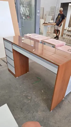 Mesa escrivaninha 06 gavetas Com tampo de vidro - Moveis sob encomenda