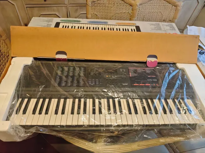 Teclado Casio CTK - 550 Em ótimo estado de conservação. Na caixa original.