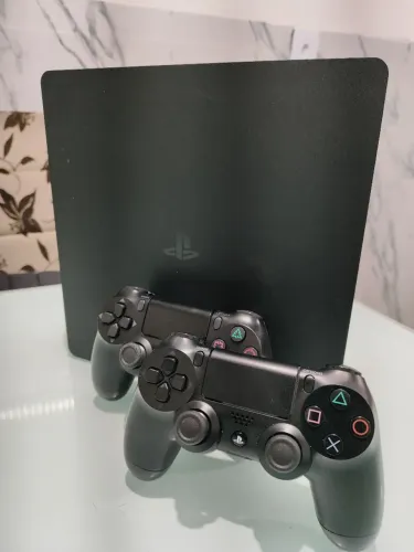 Playstation 4 slim com dois controles, 500GB