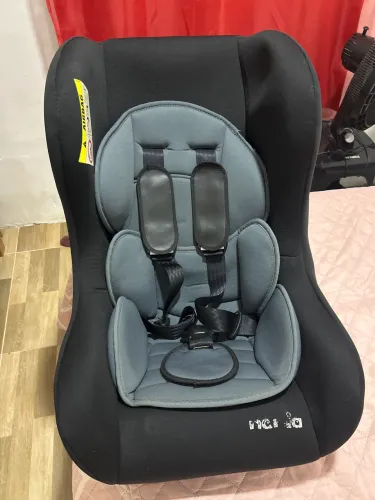Cadeirinha de carro infantil de 15-25 Kg, com cinto regulável, muito bem conservada.