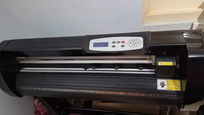 Plotter de recorte profissional ideal para cortar materiais como vinil, papel e cartolina