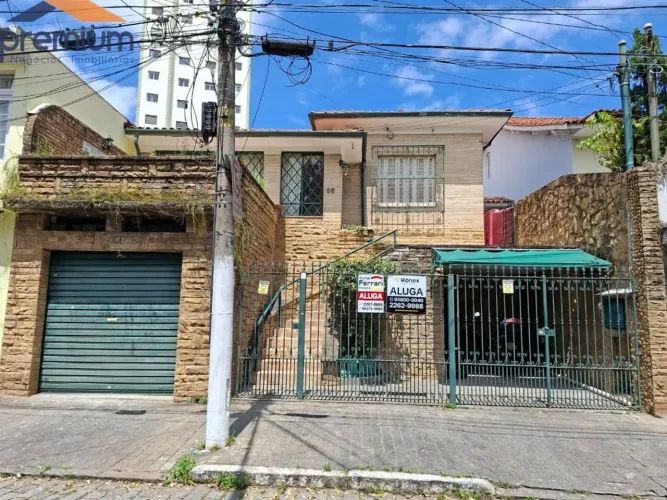 Casa ampla e reformada .